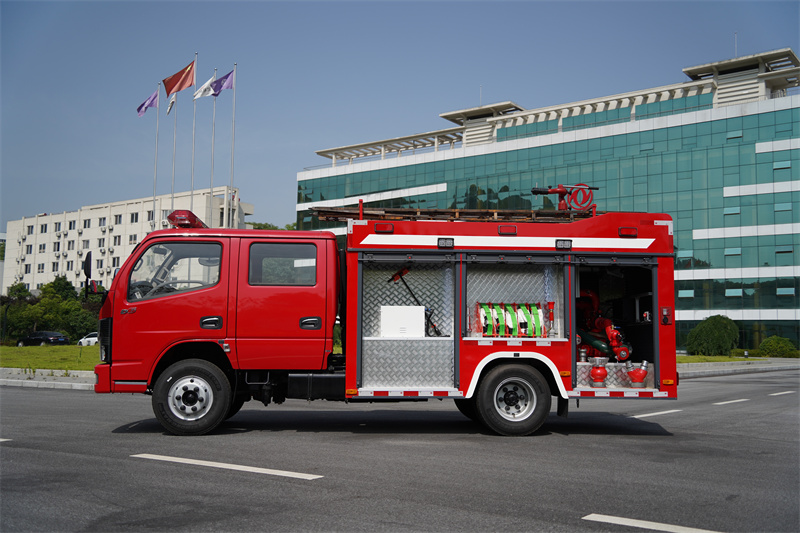 【汉成牌】东风多利卡2吨水罐消防车